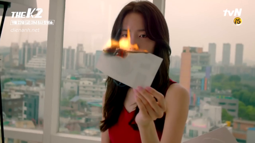 Yoon Ah đẹp hoang dại đến ám ảnh với đôi chân trần trong loạt ảnh mới của 'The K2'
